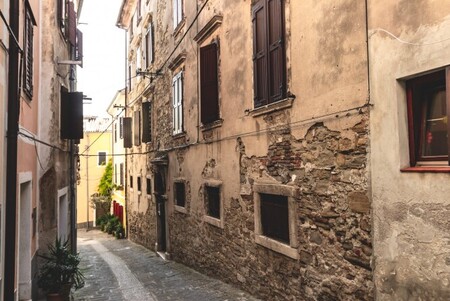 Še en pogled na baročno stavbo, ki sodi v preteklost.  